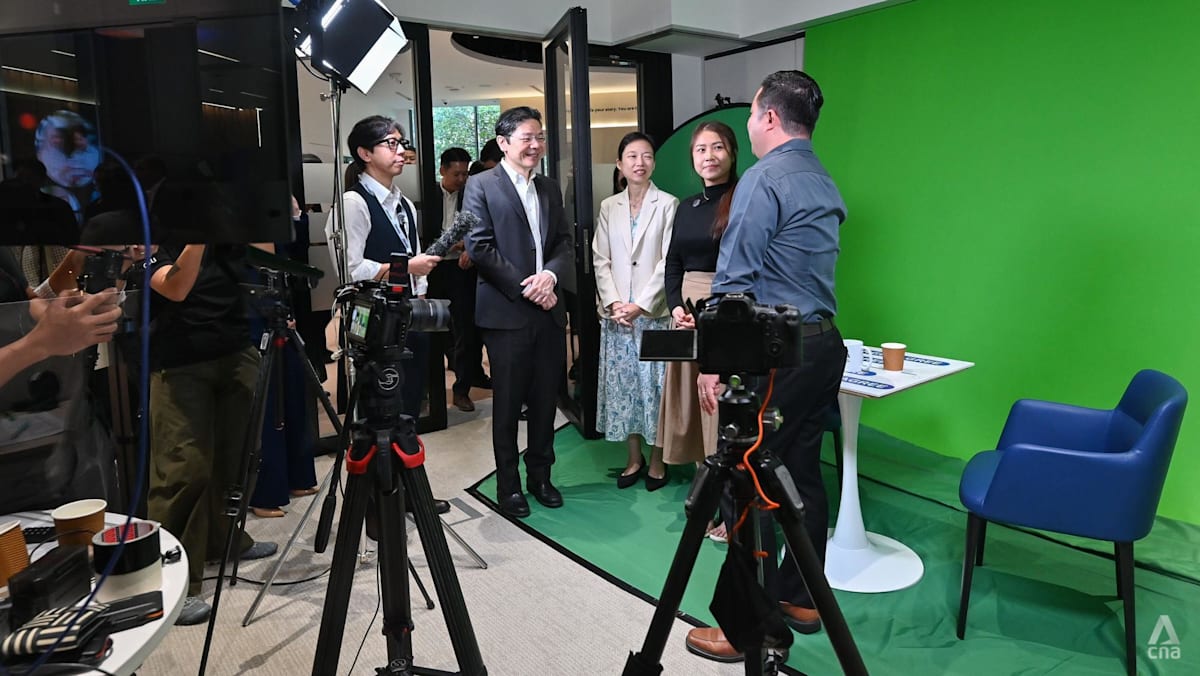 2026 年 9 月 16 日，新加坡总理 Lawrence Wong（左二）与人力部代部长 Jasmin Lau（左三）参观 Connect by SWDA 内的工作室，图：CNA/Alyssa Tan