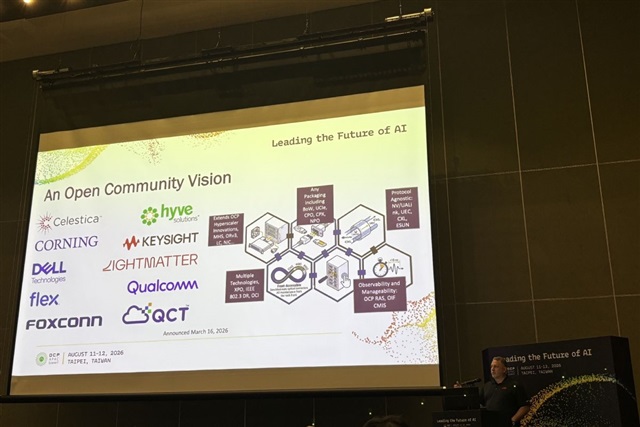 2026 OCP APAC Summit 论坛演讲现场，屏幕显示 "An Open Community Vision / Leading the Future of AI"，可见 Lightmatter 标识与演讲者（图：Angel Liu / DIGITIMES）