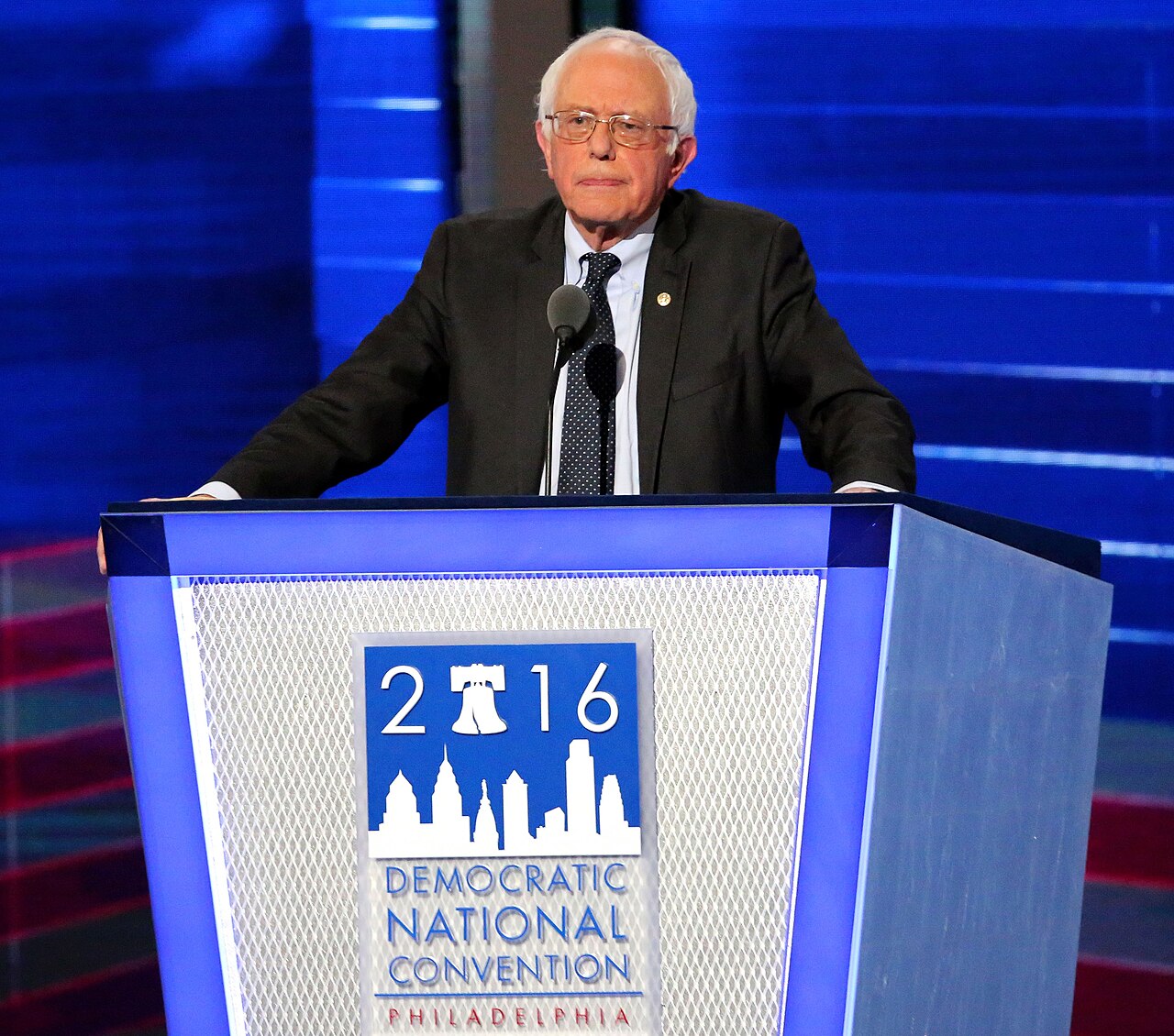 Bernie Sanders 在 2016 年民主党全国代表大会上发言（资料图，Wikimedia Commons）