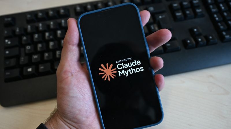 Anthropic 的 AI 助手 Claude Mythos 标识显示在手机屏幕上