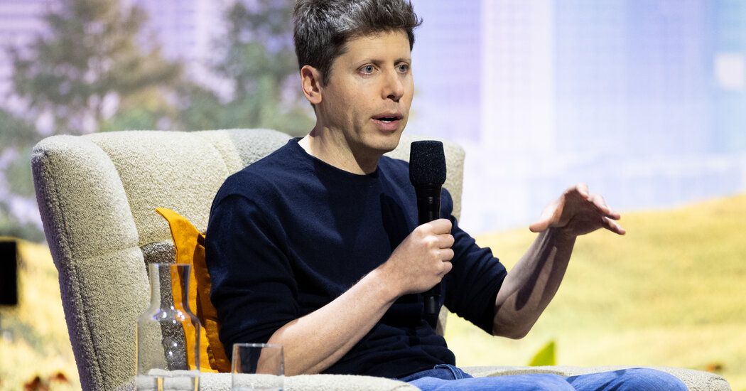 《纽约时报》DealBook 报道配图，萨姆·奥特曼（Sam Altman）手持麦克风发言