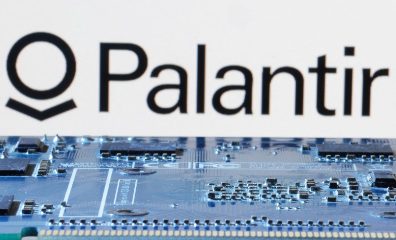 Palantir 标识悬于计算机主板之上