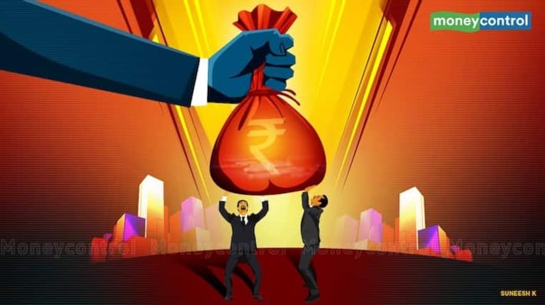 Moneycontrol 为融资报道配发的插画：一只手提起印有卢比符号的钱袋
