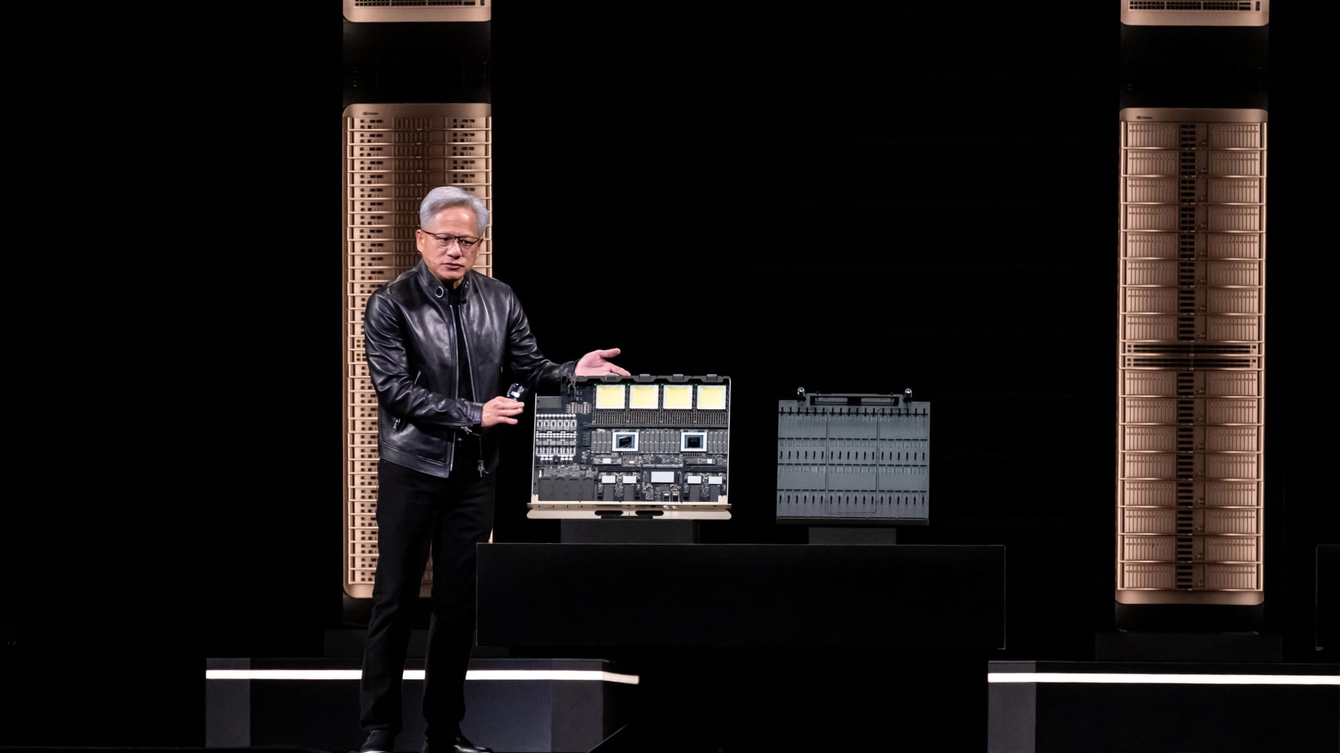 Nvidia GTC 大会现场：演讲者正在舞台上展示硬件模块