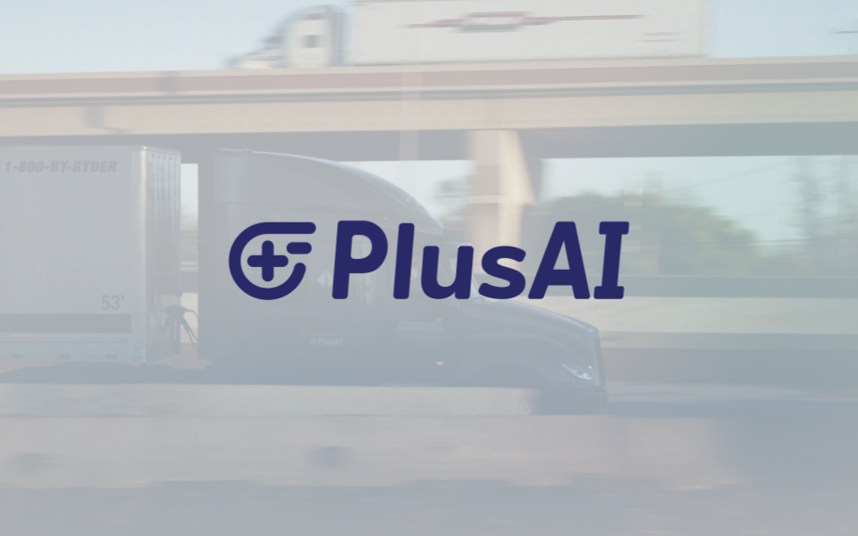 PlusAI 官方公告配图：一辆拖着 Ryder 挂车的卡车驶过高架桥，画面上叠加深蓝色 PlusAI 标志
