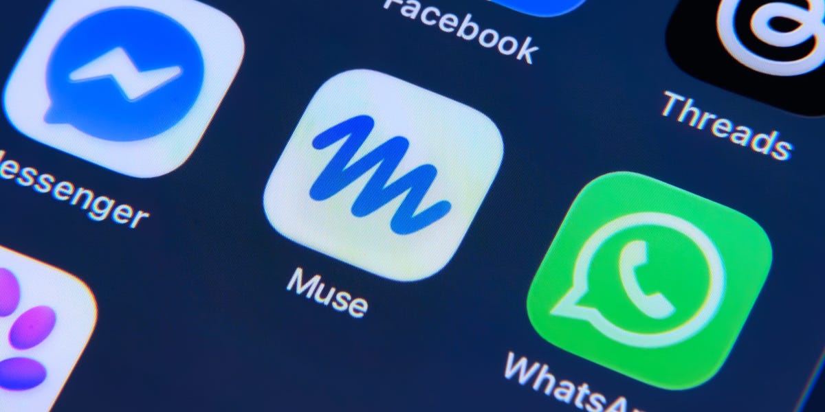 手机屏幕上的 Muse 应用图标，与 Facebook、Messenger、WhatsApp、Threads 图标并列
