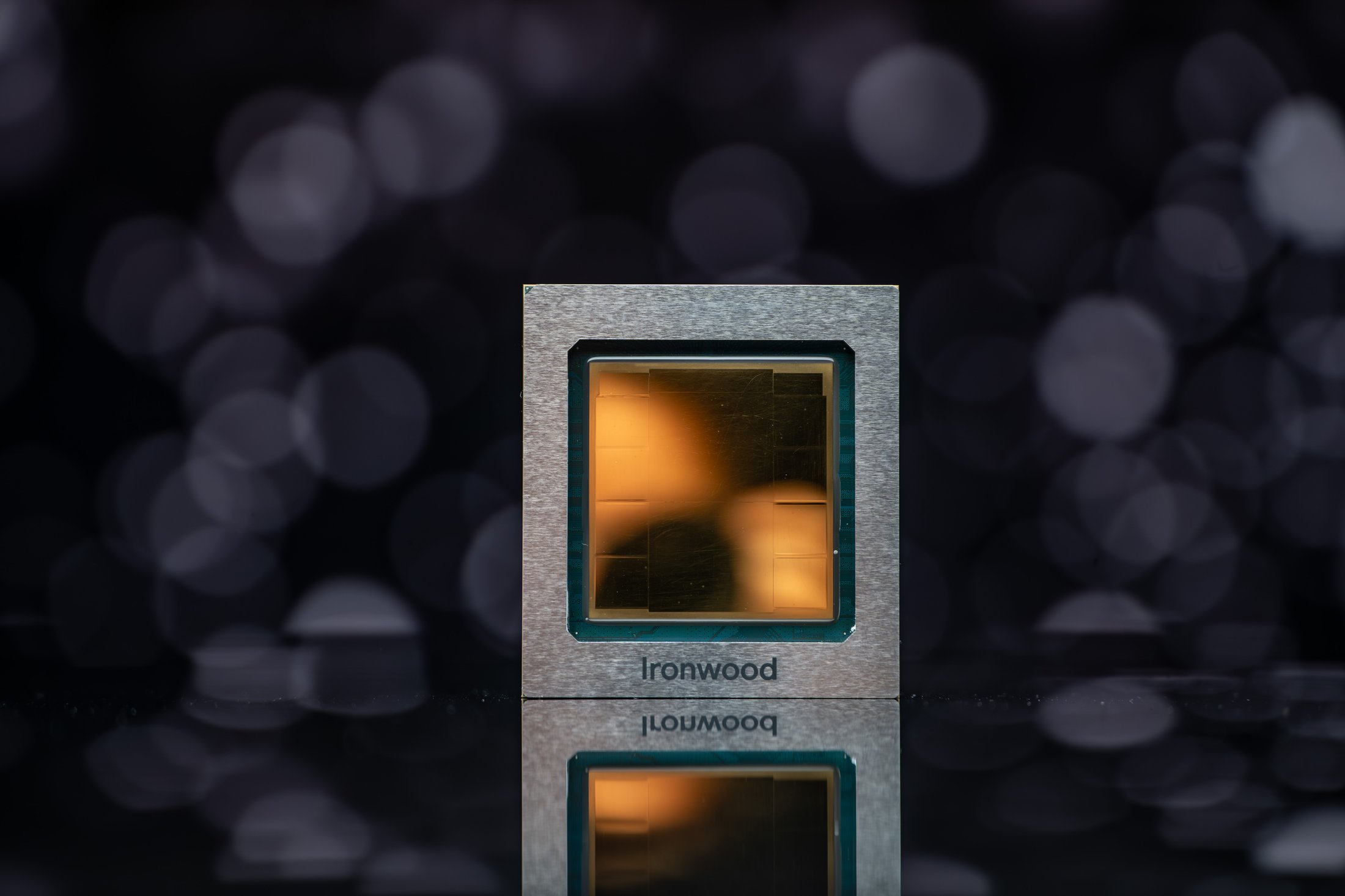 Google 第七代 TPU（Ironwood）芯片封装特写（图片来源：Google Cloud 博客）