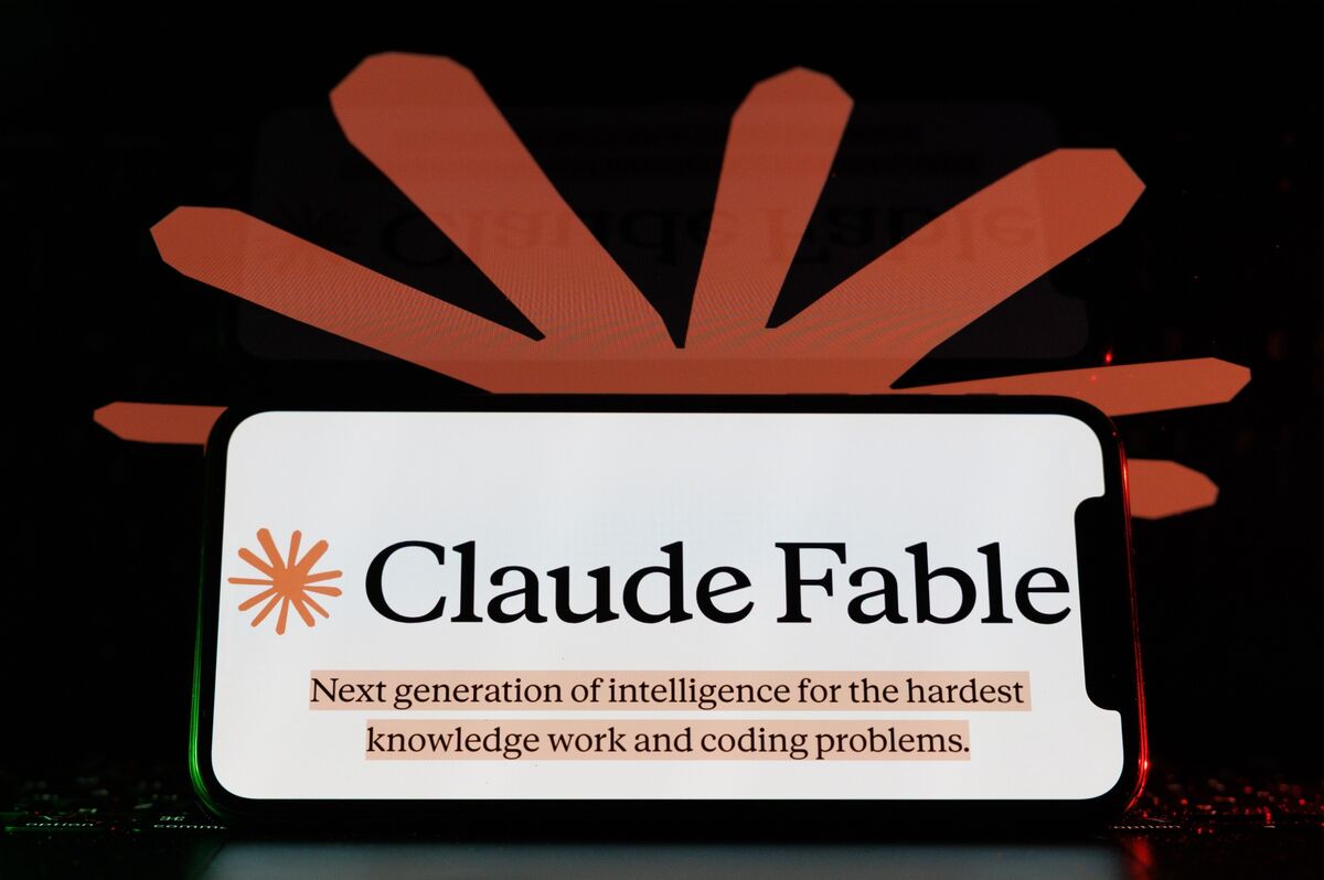 手机屏幕展示 Claude Fable 品牌宣传画面（图片来源：Andrey Rudakov/Bloomberg，彭博社报道配图）