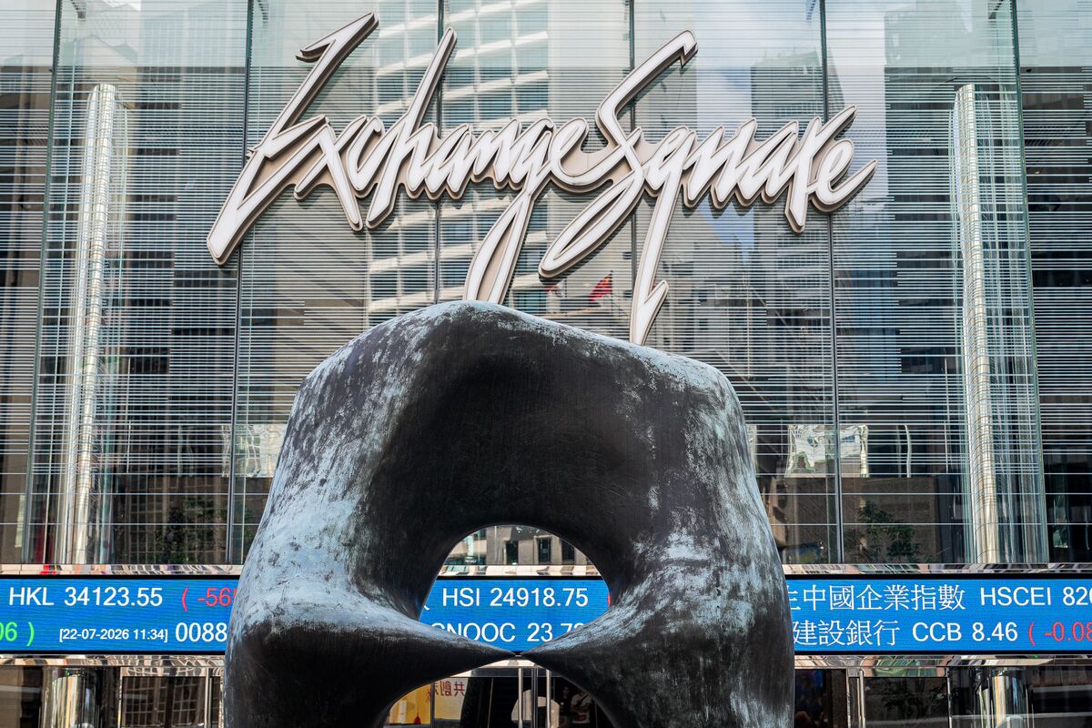 香港交易广场外景，玻璃幕墙下是恒生指数等港股行情屏