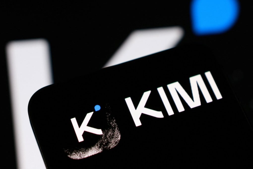 Reuters 插图：手机屏幕显示月之暗面 Kimi 标志，背景是模糊的 Claude 标志