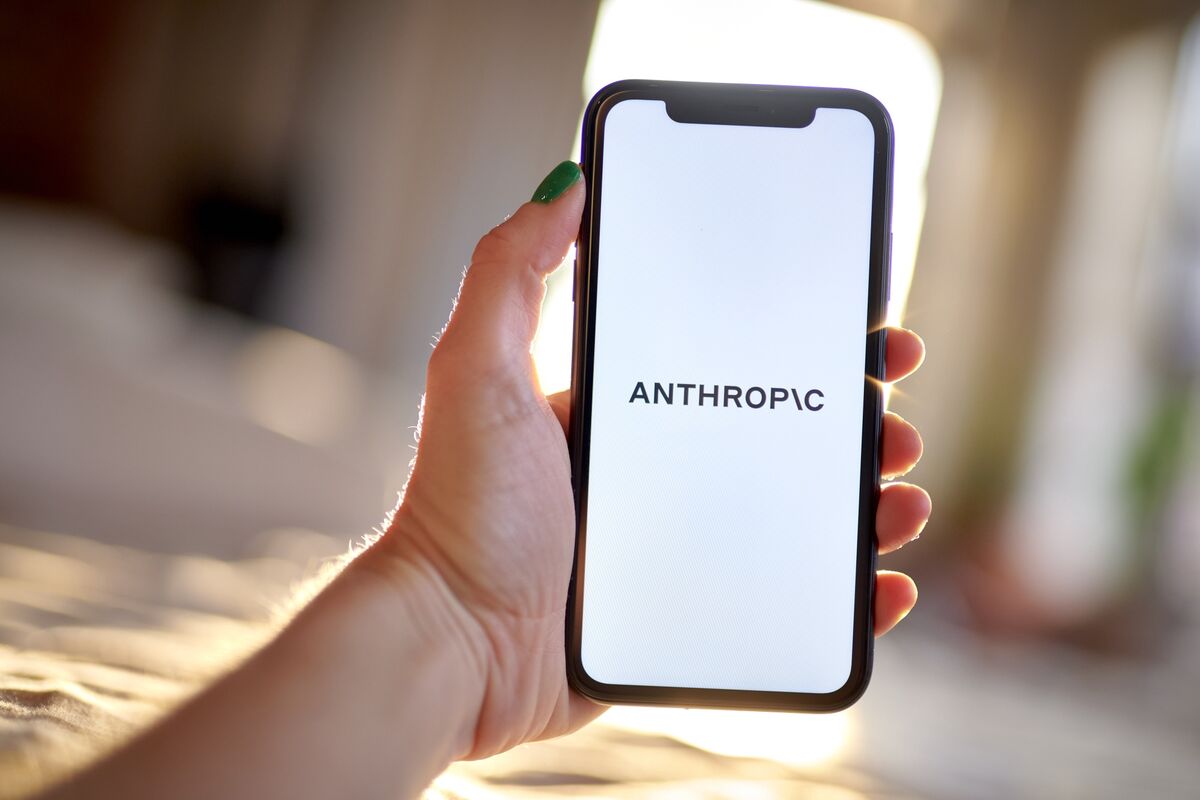 手机屏幕上显示的 Anthropic 品牌标识