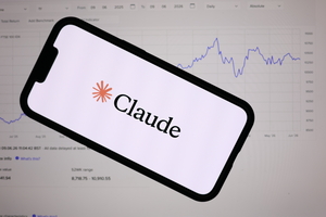 手机屏幕上的 Claude 界面（EPA 图片，《Herald Business》报道配图）