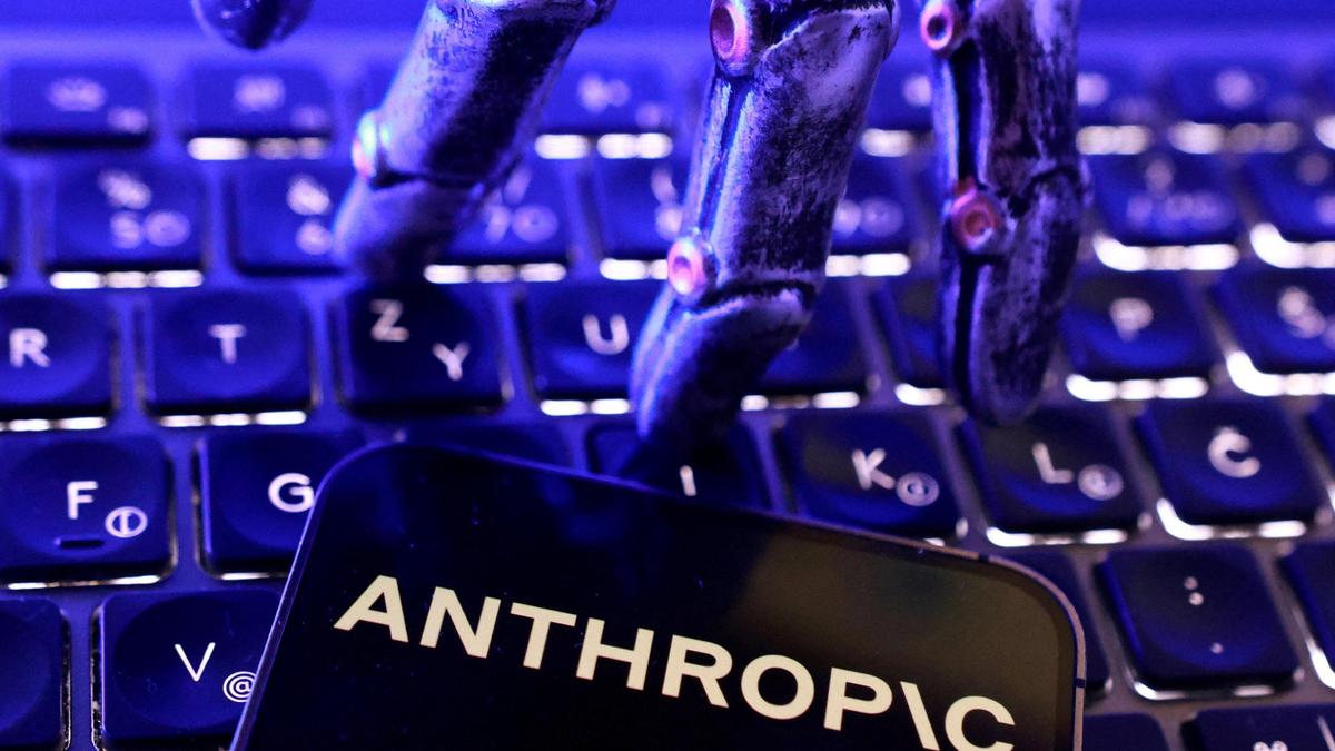 屏幕显示 ANTHROPIC 字样的手机（Reuters 图片）