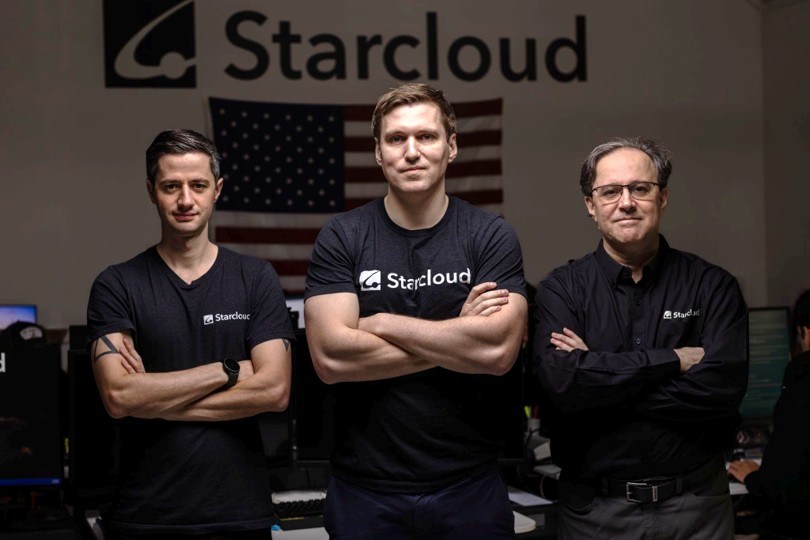 Starcloud 创始人团队合影，背景为 Starcloud 标识