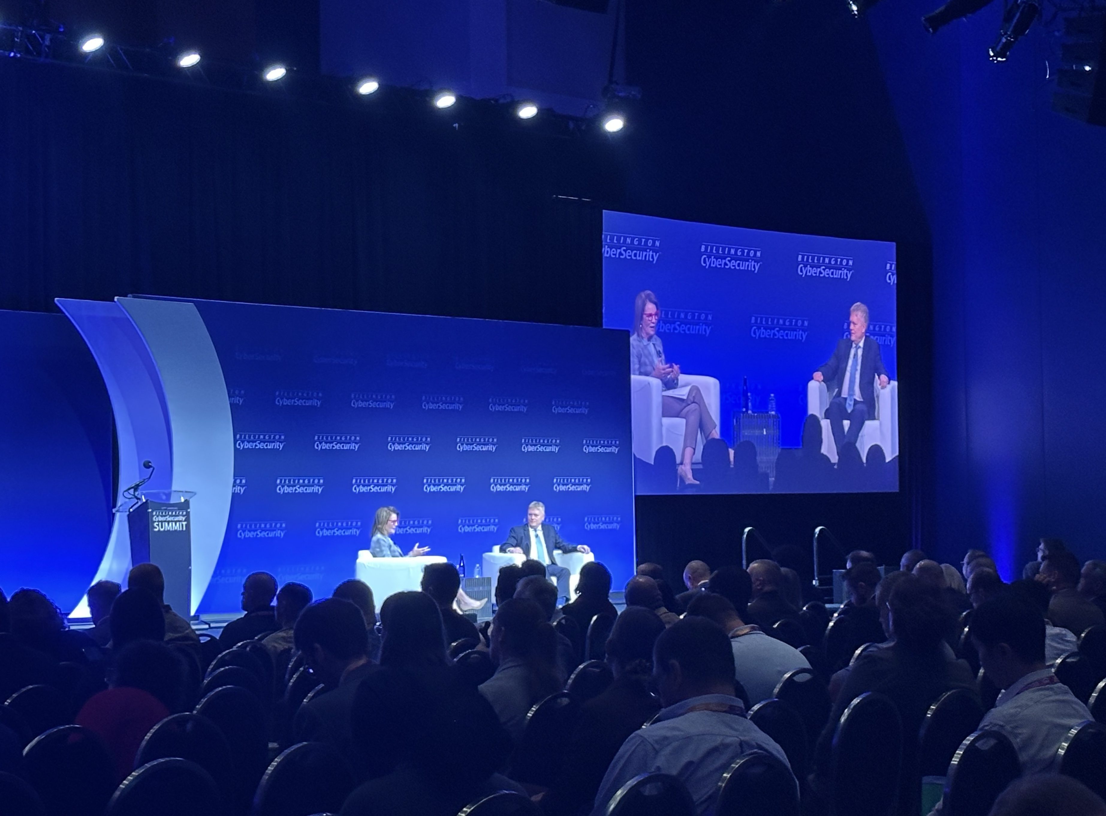 Teresa Carlson 与英国国家网络安全中心 CEO Richard Horne 在 Billington 网络安全峰会舞台上对谈
