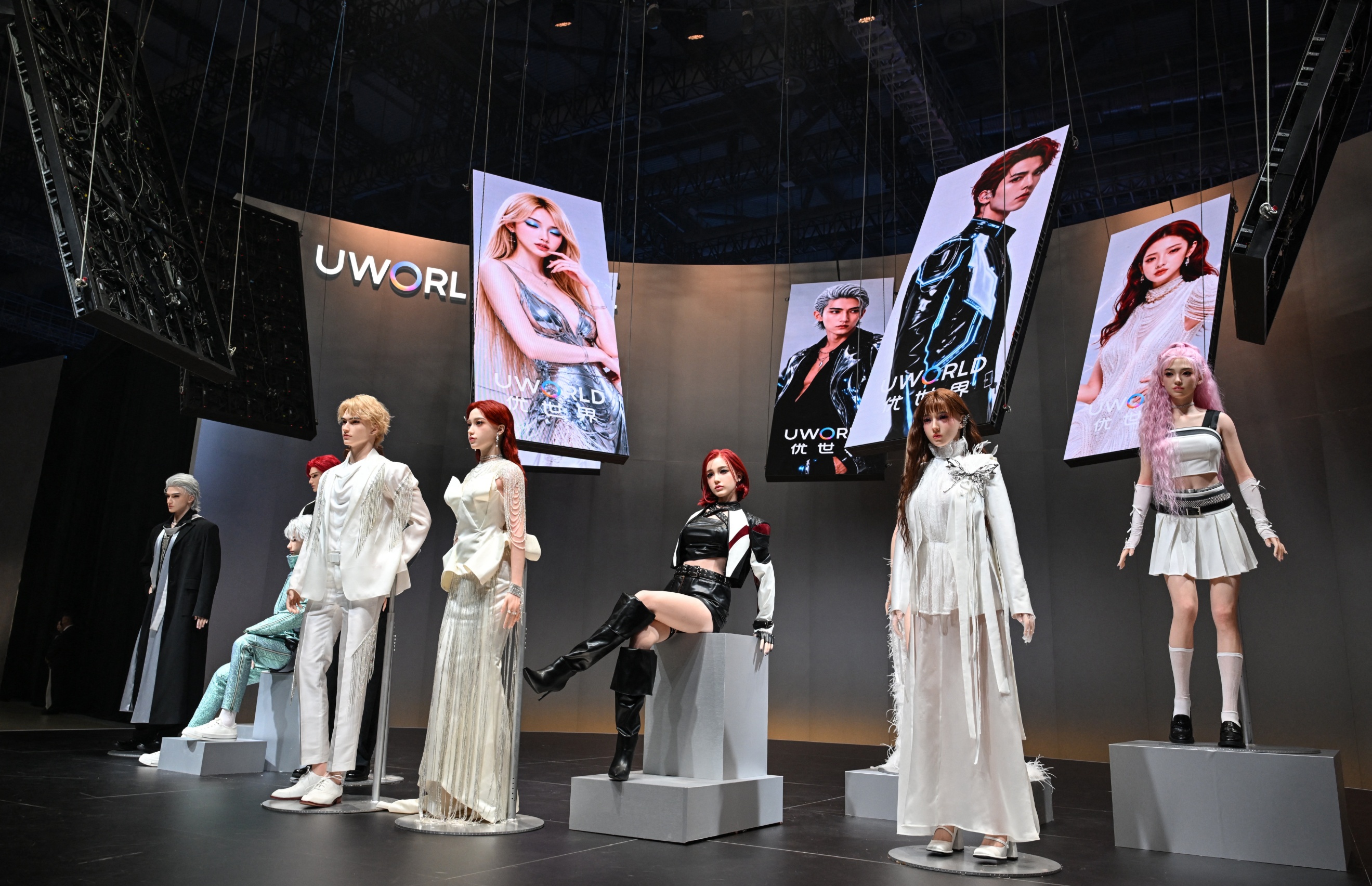 优必选 UWORLD U1 消费级人形机器人在发布会现场展出