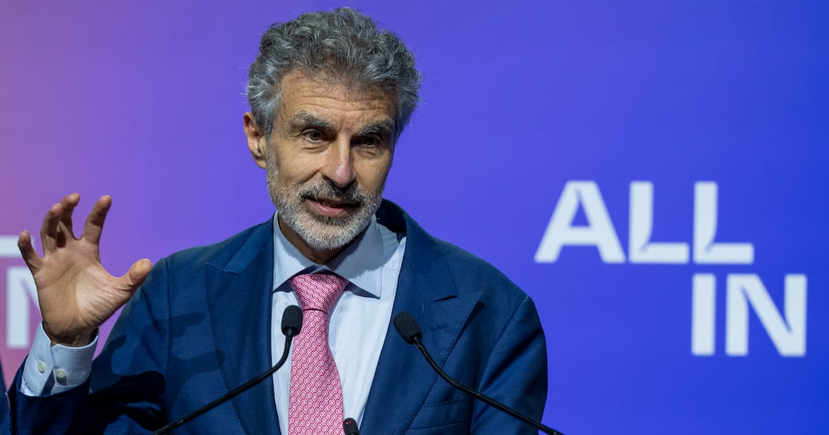 Yoshua Bengio 在带有 ALL IN 标识的活动上发言