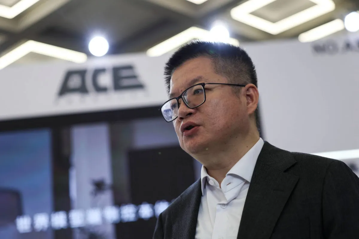 ACE Robotics董事长王晓刚在2026世界机器人大会公司展台接受路透社采访（Reuters/Tingshu Wang）