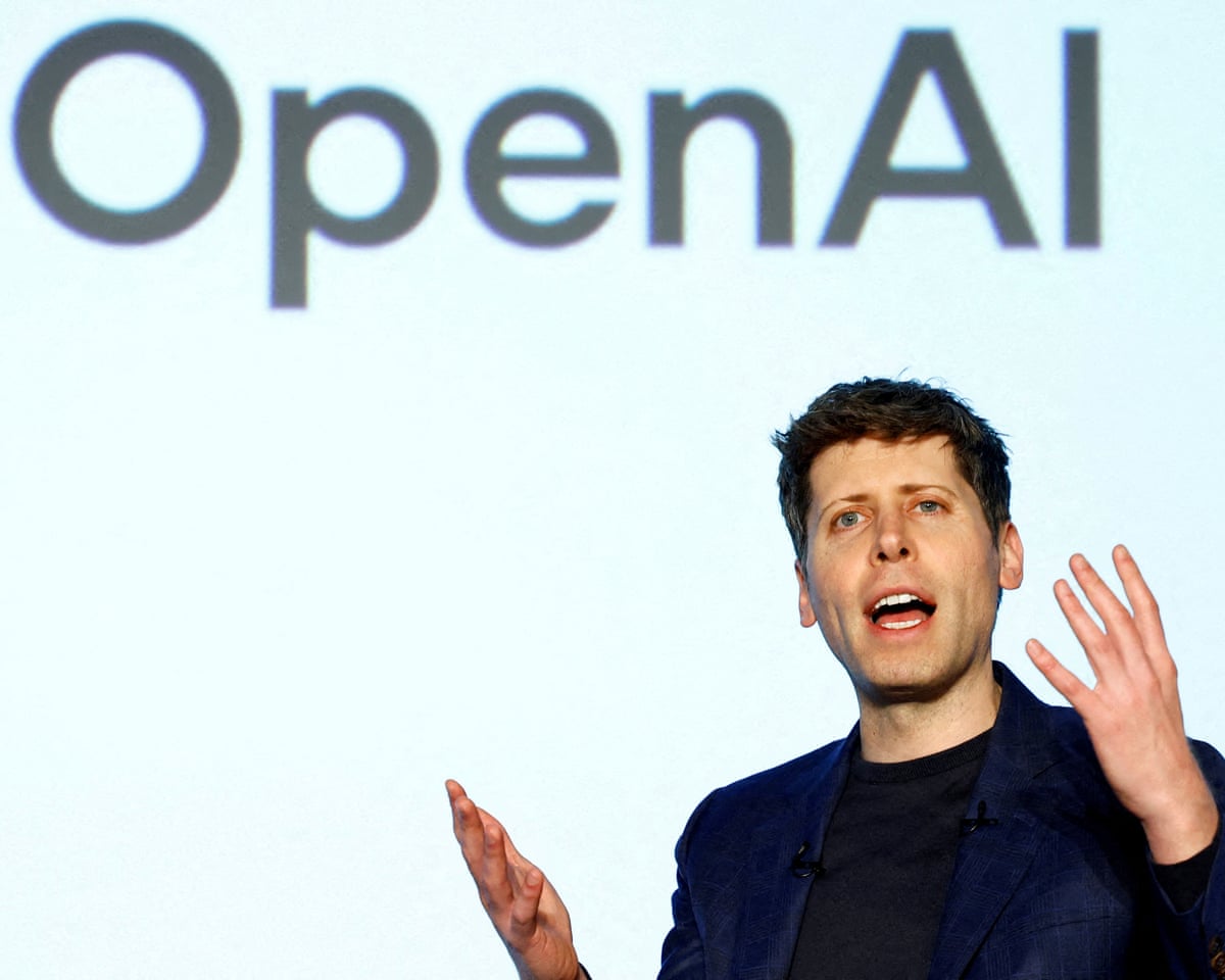 资料照片（2025 年 2 月）：Sam Altman 在活动上发言，身后屏幕上是 OpenAI 的字样