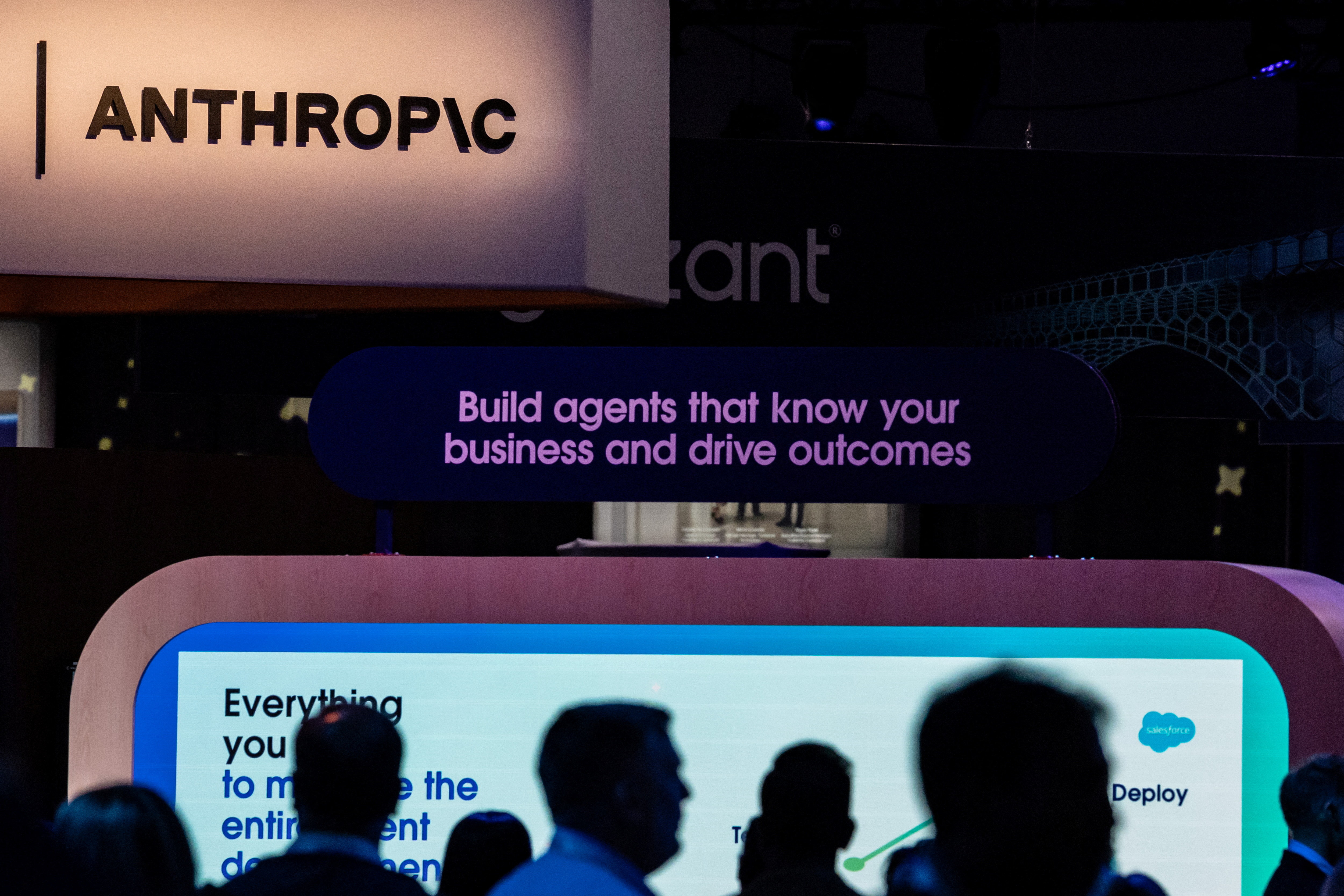 2026 年 9 月 17 日，旧金山 Dreamforce 2026 科技峰会上，参观者经过 Moscone Center 的 Anthropic 展台