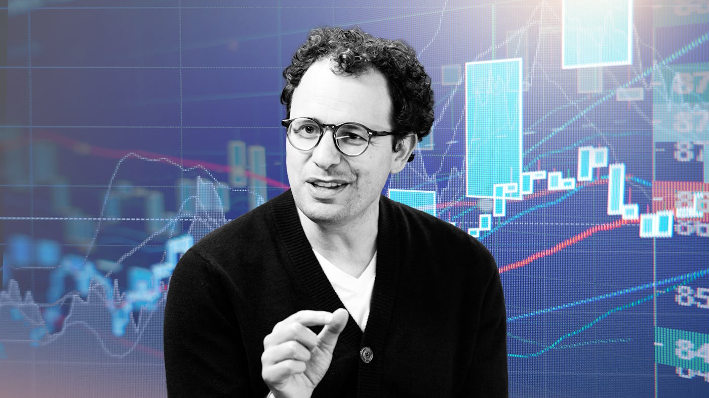 The Information 报道《What Anthropic's IPO Investors Want to Know》的题图：一名男士的肖像叠印在股票行情与折线图表背景上，财经主题编辑插画（图源：The Information 文章页，经 Dealroom News 转载页获取）