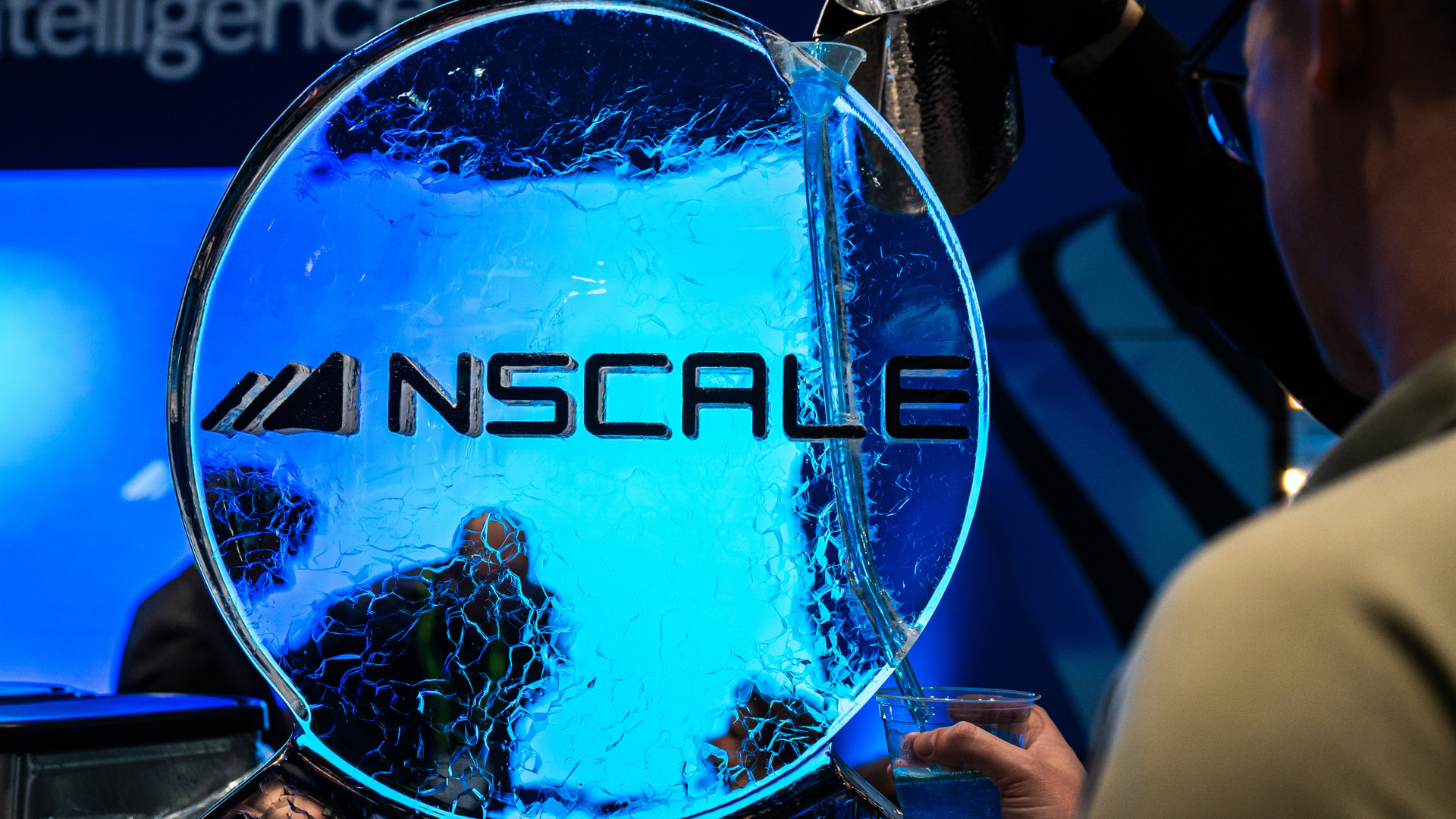 Nscale 活动现场的 Nscale 品牌冰雕标识，Tom's Hardware 报道页配图