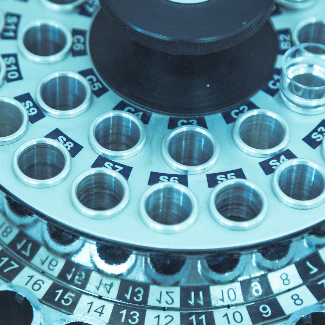 推文串中 UK Biobank 分析帖文的配图：离心机转子上的编号样本孔