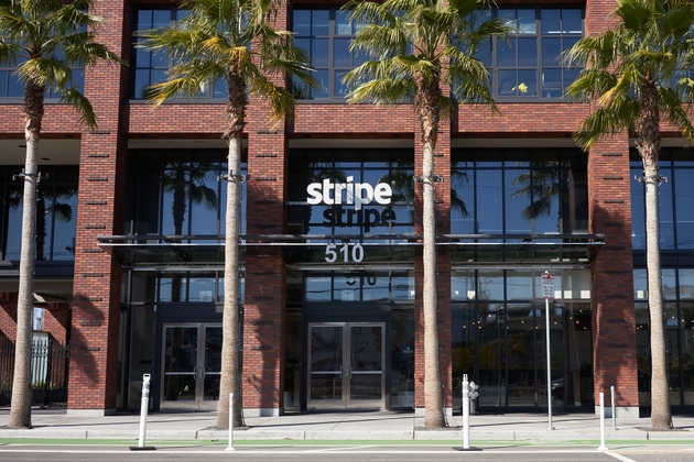 Stripe 旧金山总部大楼外景，入口上方可见白色 stripe 标识