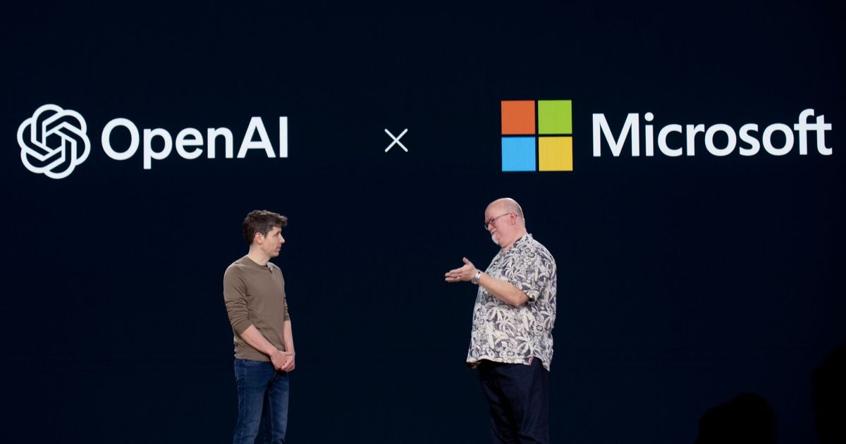 公开活动舞台上 OpenAI 与微软标识同框的画面