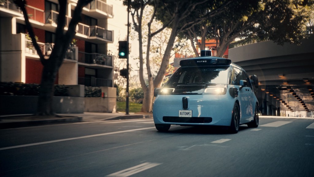 Waymo 的新一代 Ojai 机器人出租车行驶在城市街道上（图片来源：Waymo）