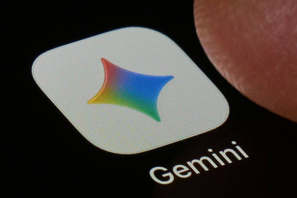 手机上 Google Gemini 应用图标特写，一只手指正要点按打开