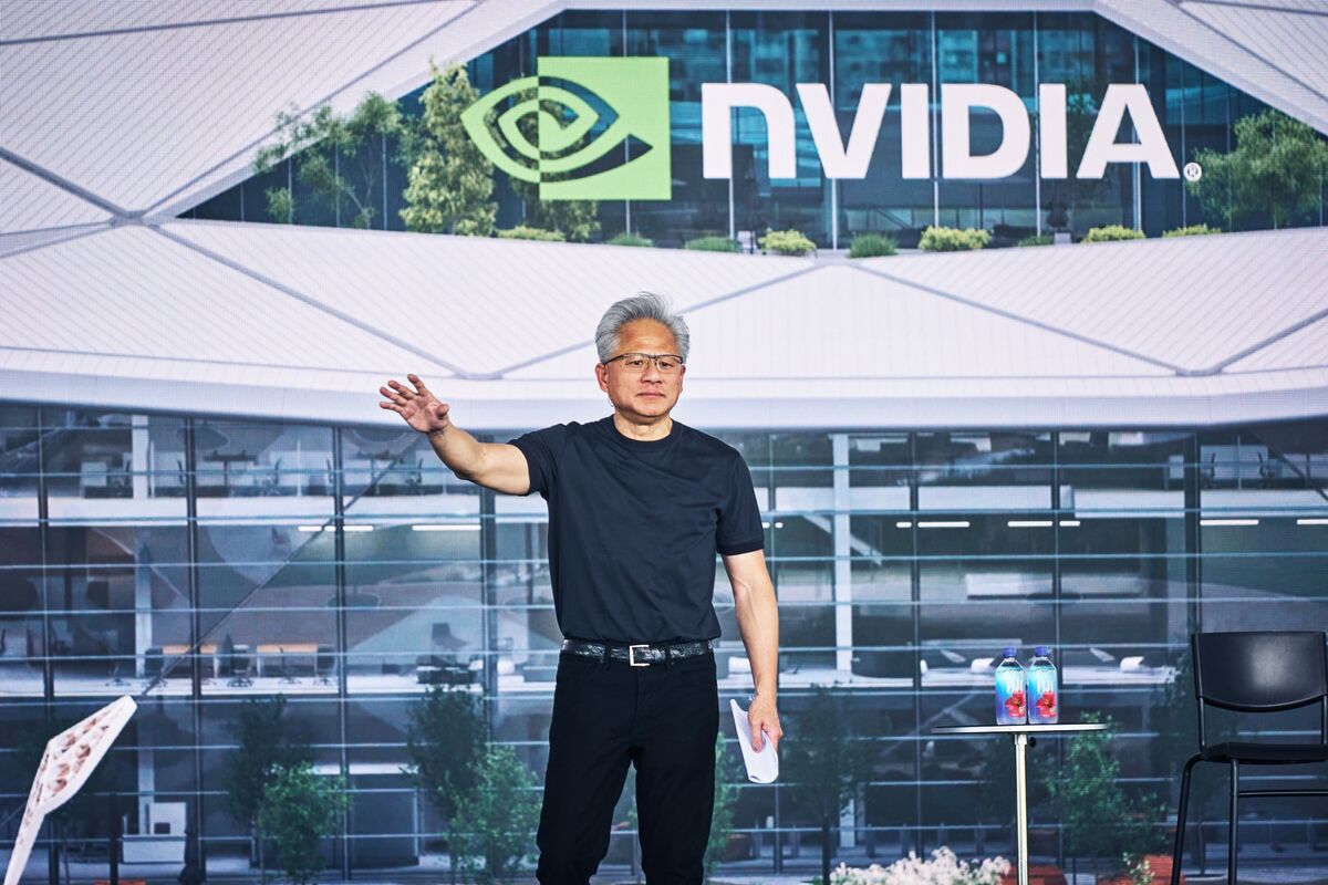 英伟达 CEO 黄仁勋在舞台上（摄影：An Rong Xu/Bloomberg）