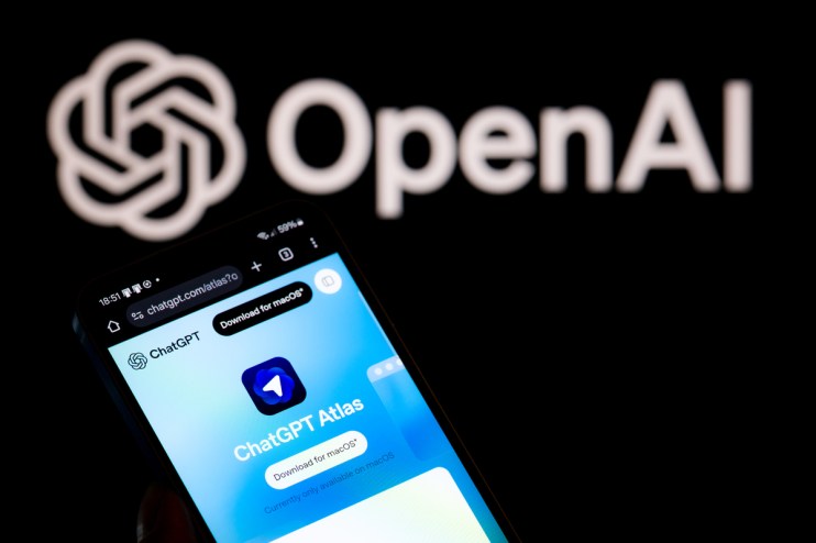 暗色背景中的 OpenAI 标志，前景手机屏幕显示 ChatGPT Atlas 下载页面