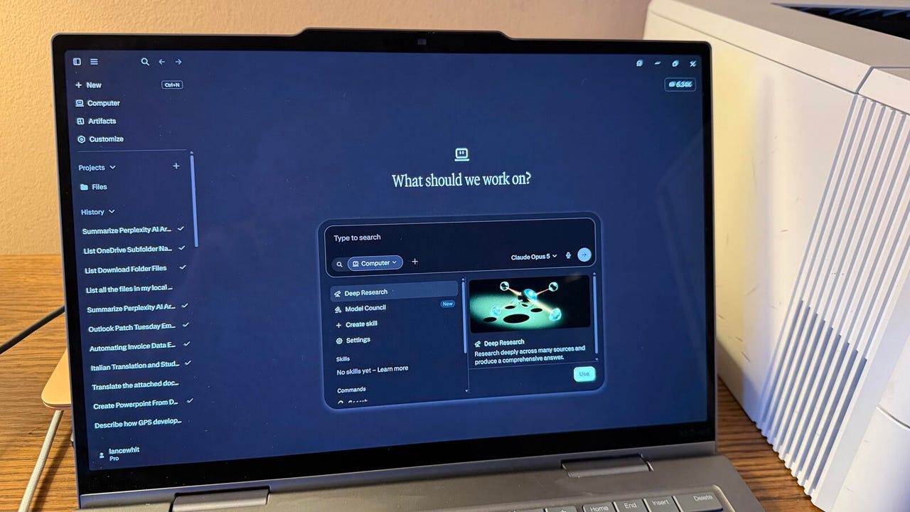 笔记本上运行的 Perplexity Computer 界面