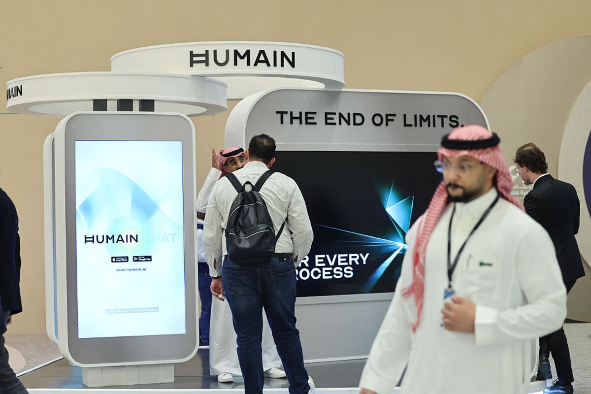 Humain 在利雅得未来投资倡议大会上的展台，画面可见 HUMAIN 标志与 Humain Chat 展示屏（图片来源：Fayez Nureldine/AFP/Getty Images）