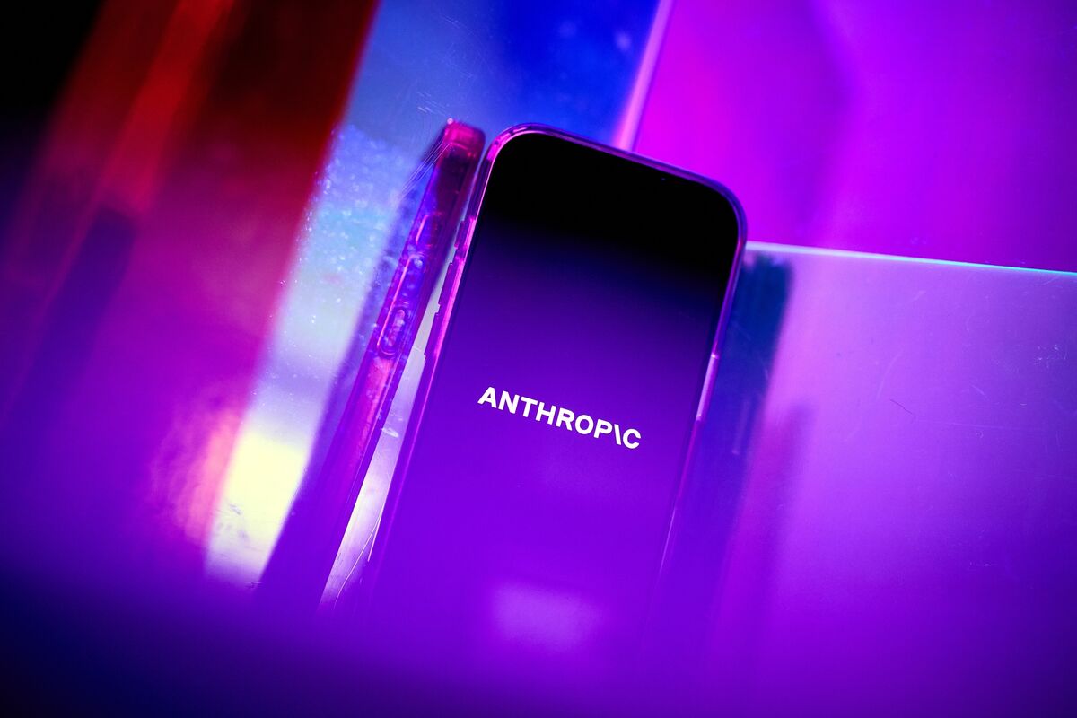 一部在彩色灯光下亮起 Anthropic 标识的手机