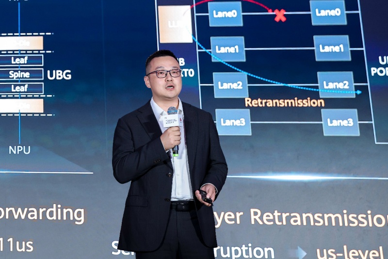 华为数据通信产品线数据中心网络领域总裁张白在 HUAWEI CONNECT 2026 发表主题演讲