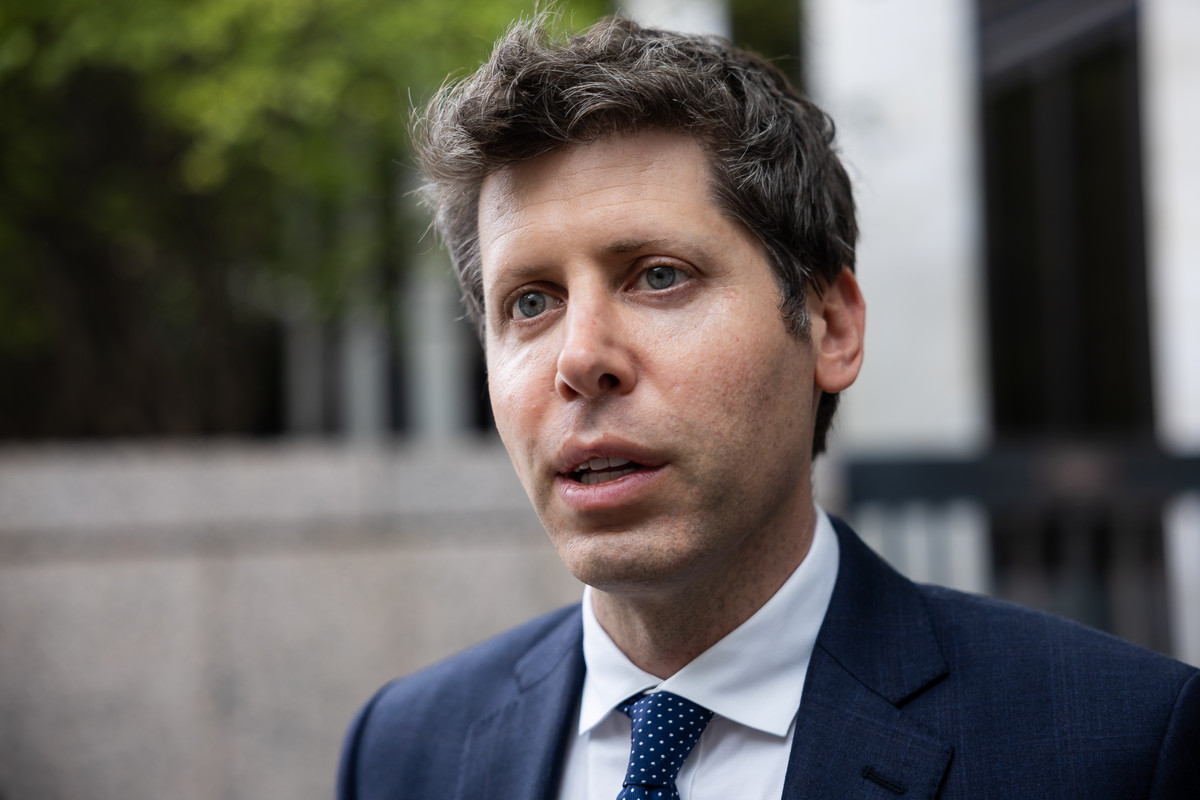 Sam Altman 于 7 月 29 日离开华盛顿 Hart Senate Office Building 时与记者交谈。图：Francis Chung/POLITICO