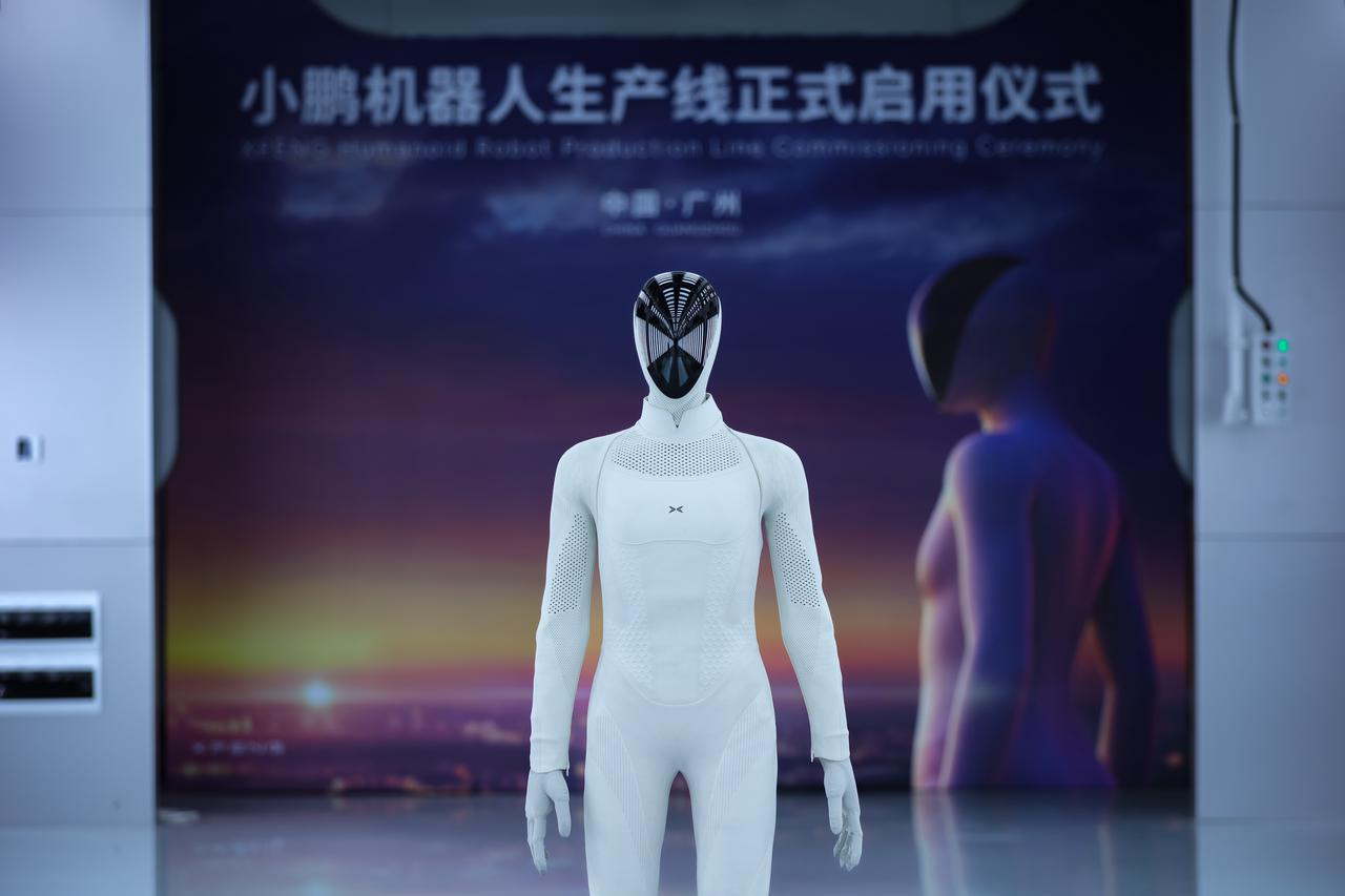 产线启用仪式现场展出的 IRON 人形机器人正面照（图源：XPeng）