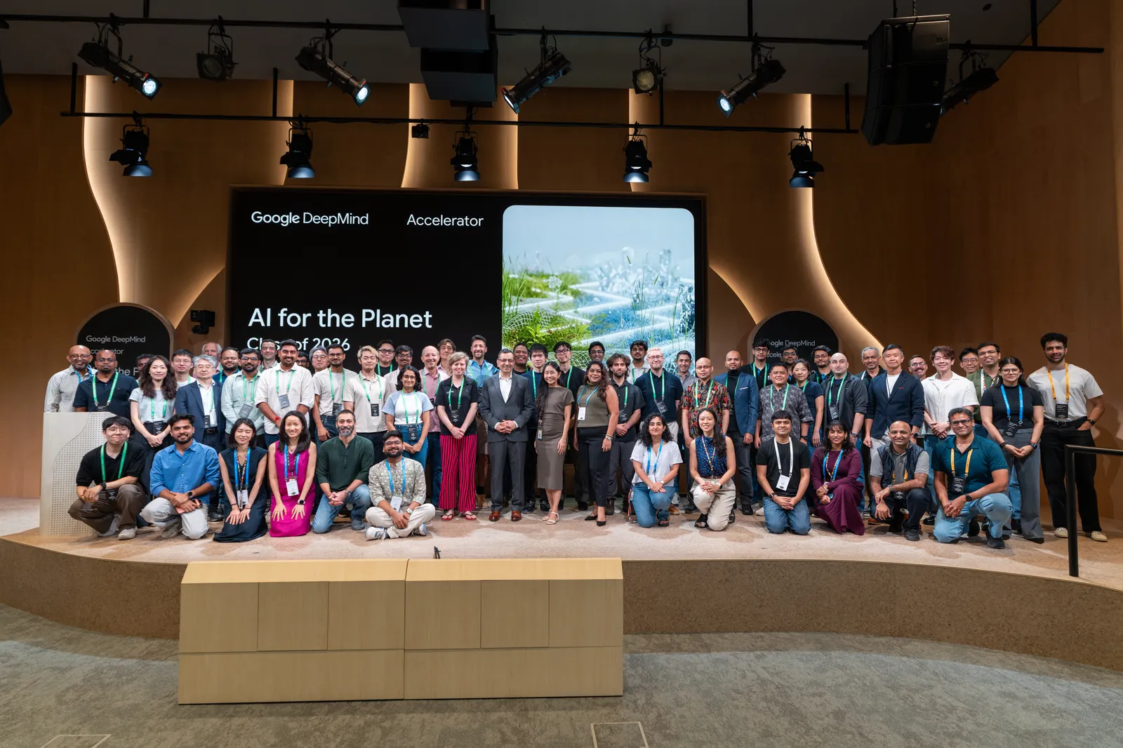 Google DeepMind Accelerator: AI for the Planet 首期 APAC 班次合影，现场屏幕显示 Class of 2026 字样（图片来自 Google 官方博客）