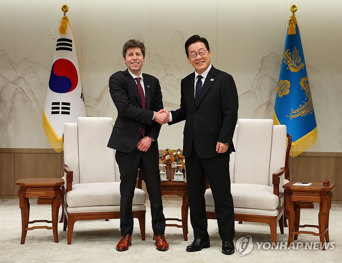 2025 年 10 月 1 日，韩国总统 Lee Jae Myung（右）在首尔总统办公室与 OpenAI CEO Sam Altman 握手