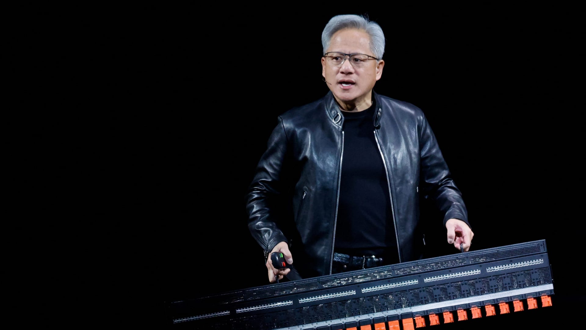 黄仁勋 2026 年 3 月在 NVIDIA GTC 大会演讲（路透图片，CNBC 转载）