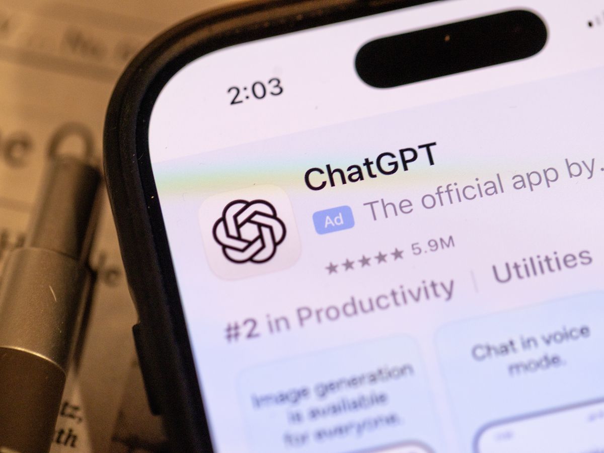 手机上的 ChatGPT 应用界面（资料照片，2026 年 3 月 3 日摄于芝加哥）