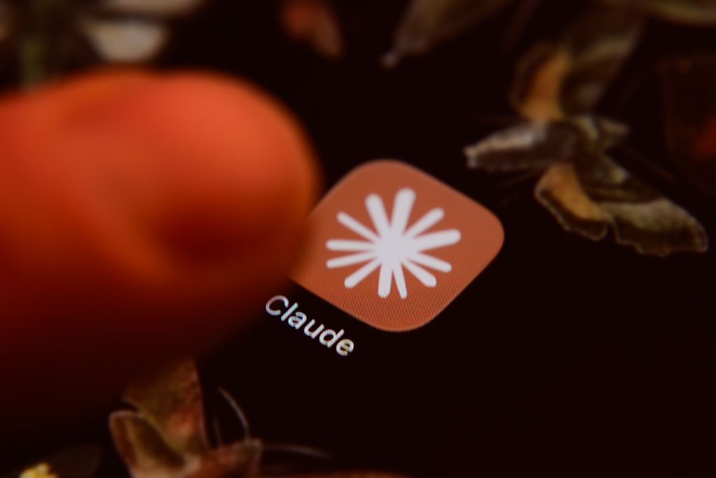 TechCrunch 报道配图：Claude 应用图标（Samuel Boivin/NurPhoto/Getty Images）