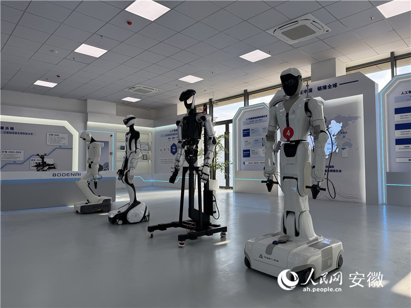 博登智能马鞍山具身机器人创新中心内展示的具身机器人