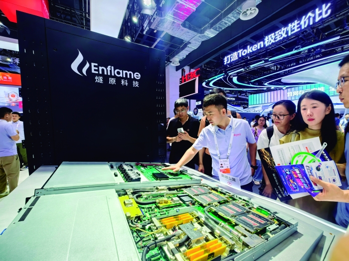 燧原科技展台与展出的硬件产品