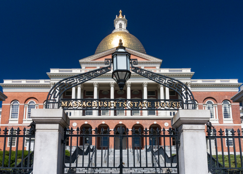 马萨诸塞州议会大厦（Massachusetts State House），州参议院 7 月在这里通过了包含 AI 安全条款的经济刺激法案