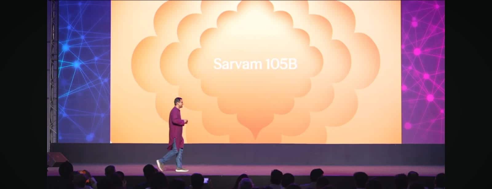 Sarvam AI 活动演示现场，大屏幕显示 Sarvam 105B