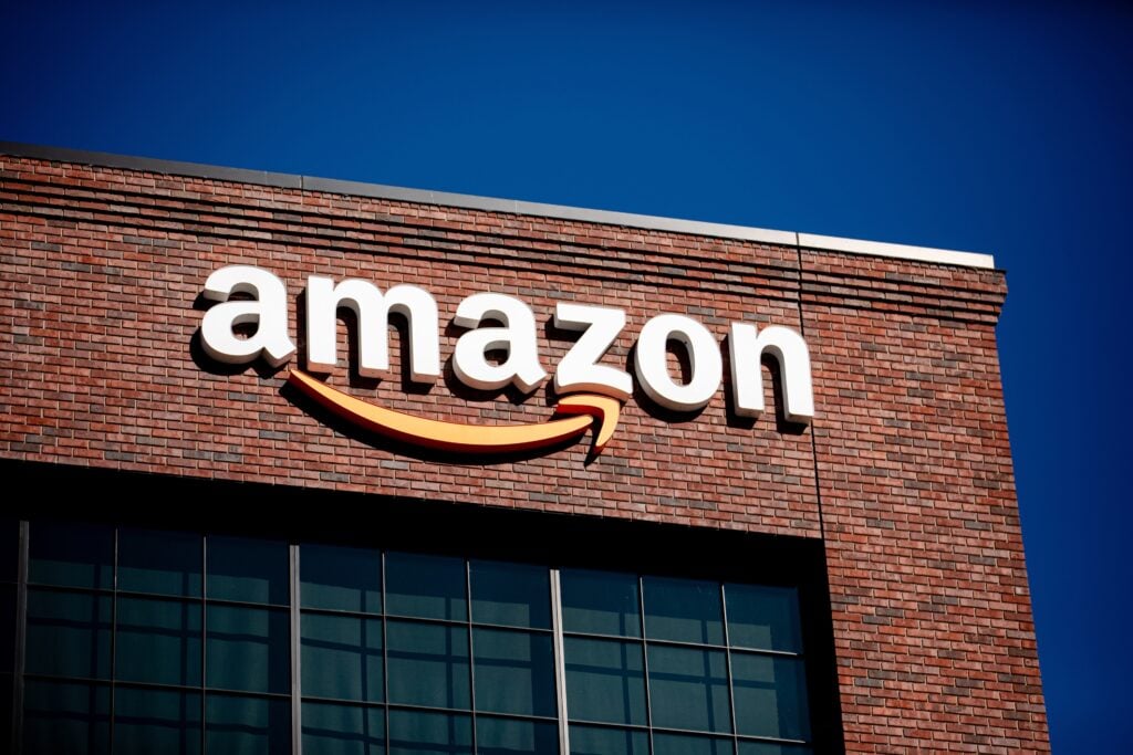 Amazon 建筑外墙上的公司标志