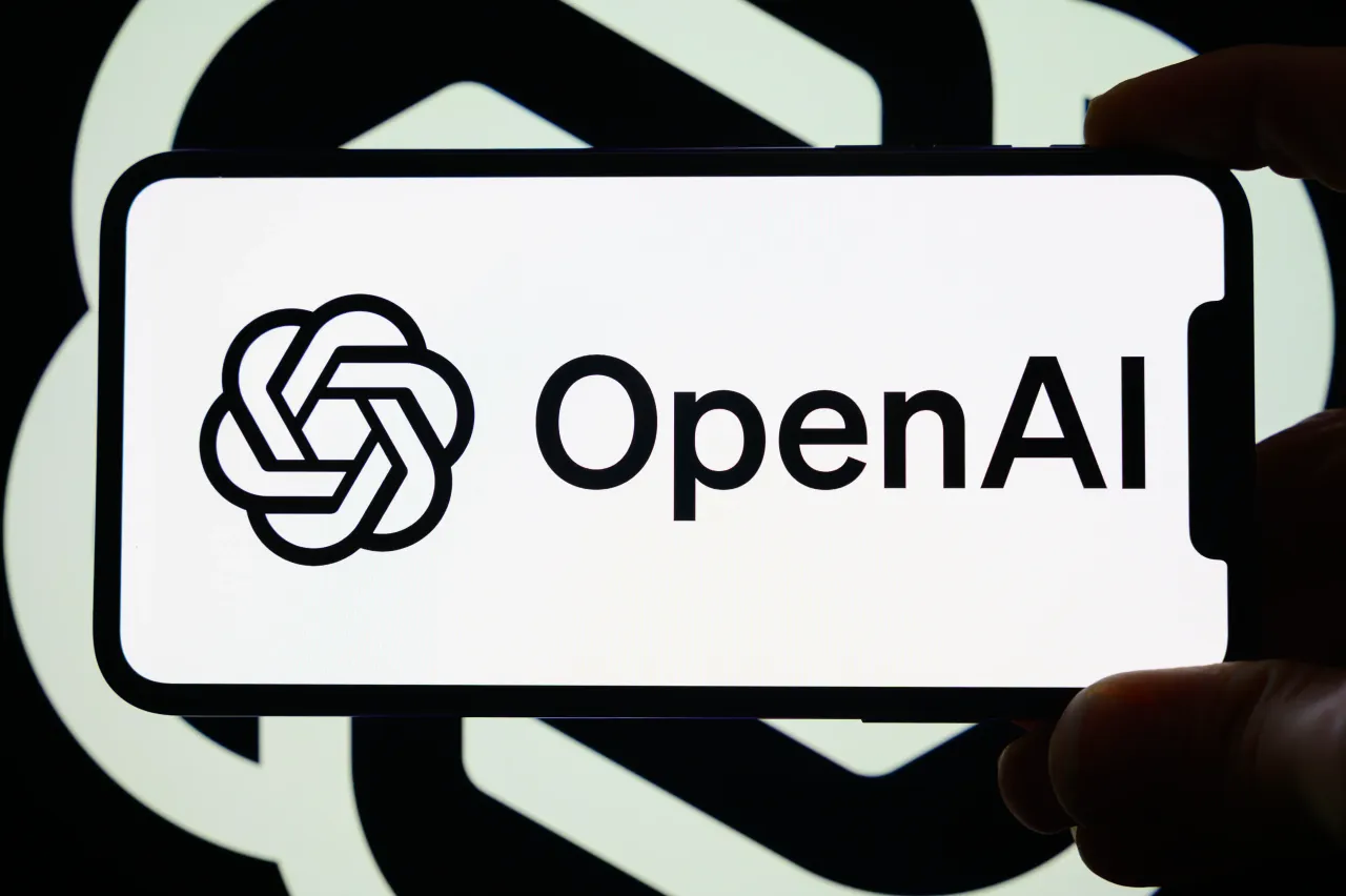 智能手机屏幕上显示的 OpenAI logo（摄影：Samuel Boivin/NurPhoto，经 Getty Images）